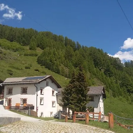 Berghaus Am Sonnenhang Valpaschun Casa de Férias *