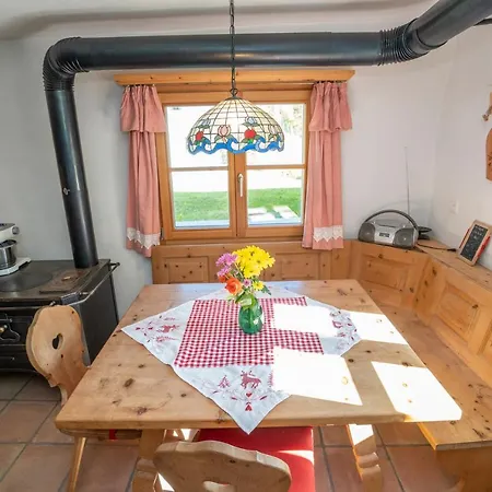 Berghaus Am Sonnenhang Valpaschun بيت للعطل *